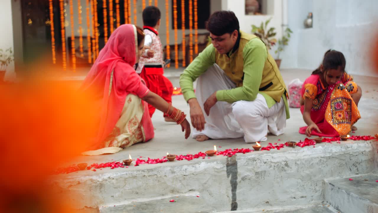 los padres con los niños celebran el festival tradicional indio de diwali