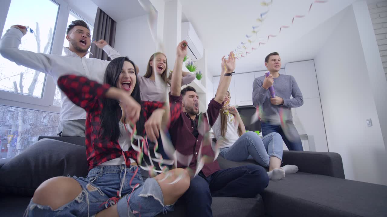 감정적 인 스포츠 경기를 보는 축구 팬 들