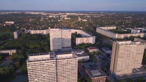 Espectacular-Edificio-Del-Sistema-De-Paneles-De-Vuelo-Con-Vista-Aérea-Superior,-Complejo-De-Viviendas-Prefabricadas,-Berlín-Marzahn-Alemania-Oriental-Hora-Dorada-2023