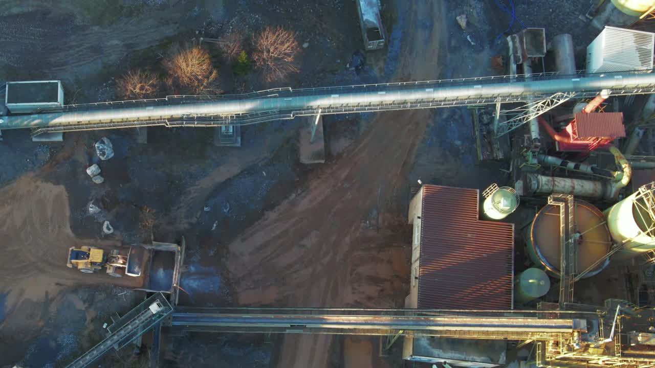 вид с воздуха на карьерные работы колесный погрузчик подает конвейерную систему на заводе по переработке извести в германии