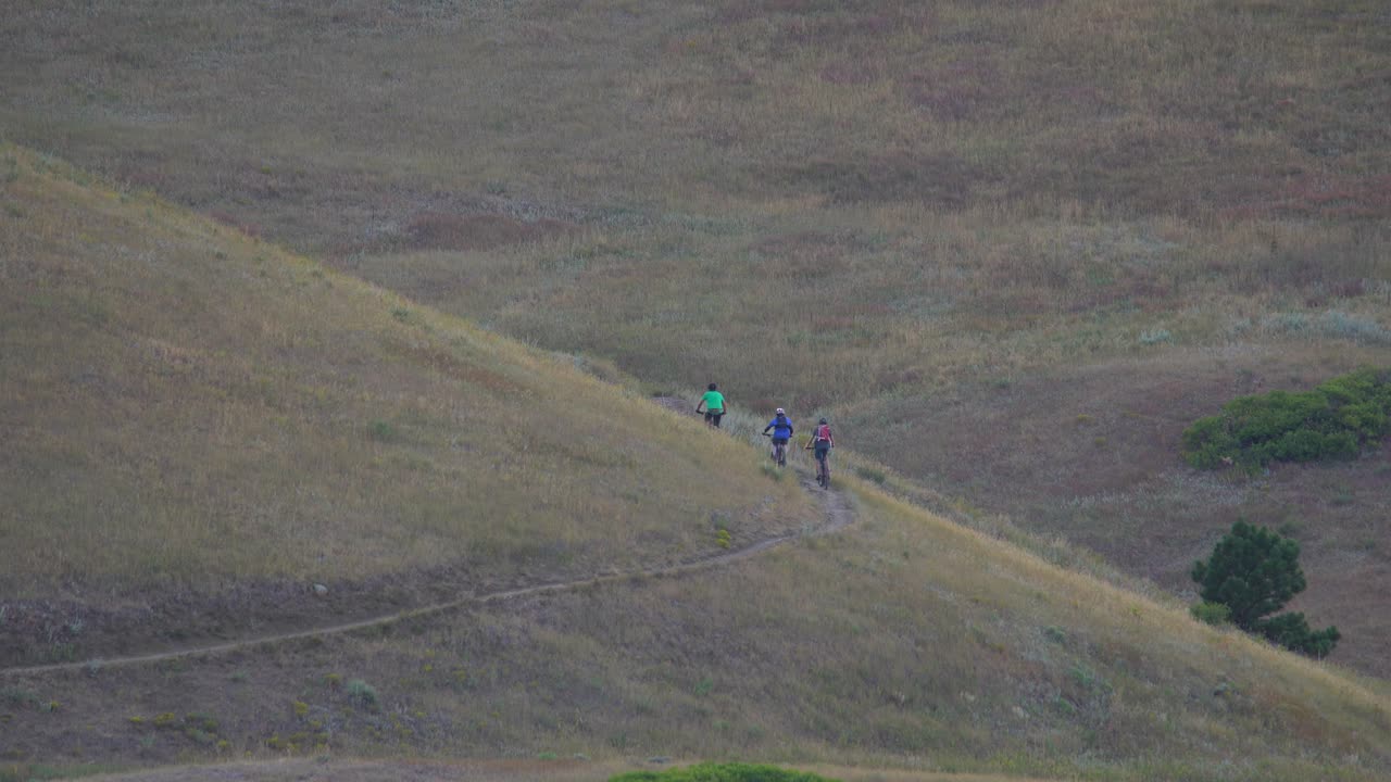 ciclistas montando en las montañas de colorado