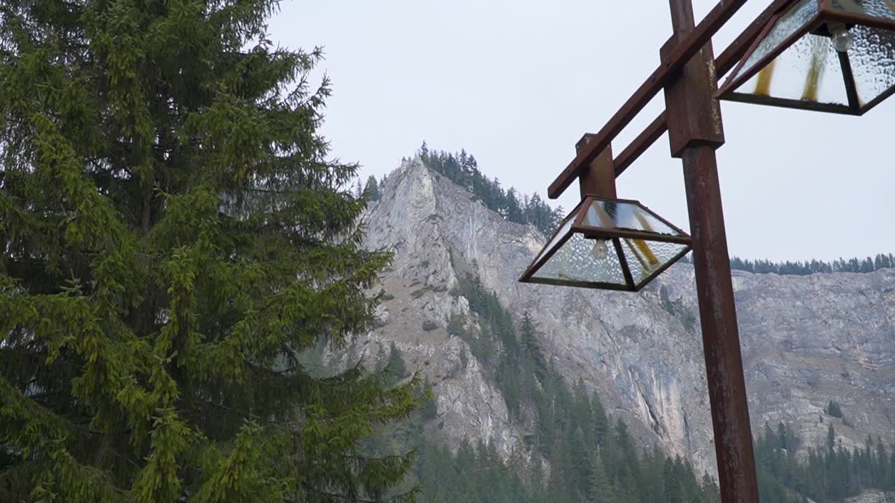 a través de ferrata - ferenc salvaje - hermosa montaña rocosa - inclinarse hacia arriba
