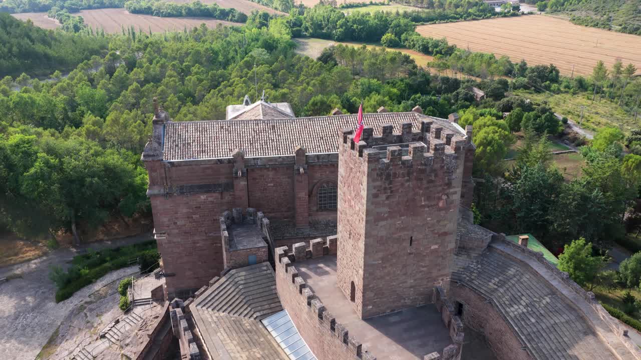 Vista aerea di un castello storico e del paesaggio circostante