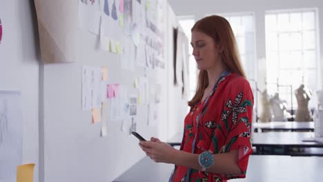 mujer caucásica que trabaja en una oficina de moda