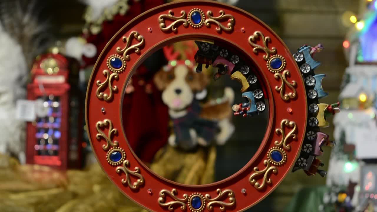 크리스마스 시장에서 다양한 색상의 조명으로 회전하는 롤러코스터 크리스마스 장난감