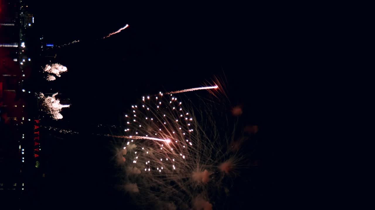 exhibición de fuegos artificiales para la celebración de la víspera de año nuevo con un gran espectáculo de fuegos artificiales multicolor abstracto con luces bokeh en el cielo nocturno