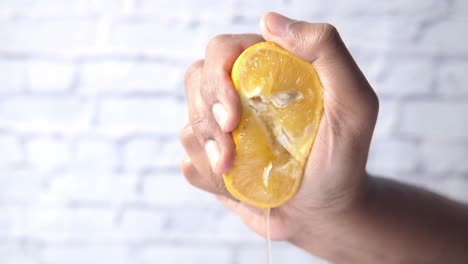 exprimiendo una naranja
