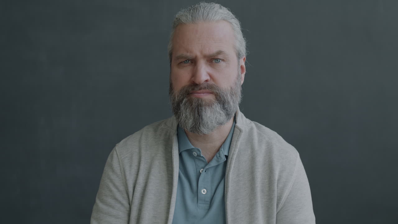 hombre dando pulgares hacia abajo