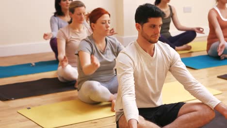 grupo de personas que realizan yoga
