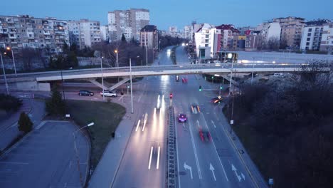 hyperlapse de aviones no tripulados sobre el bulevar 'andrey lyapchev' en sofía, bulgaria por la noche