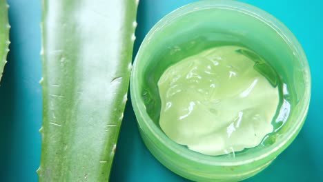 gel y hojas de aloe vera