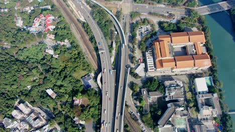 Rascacielos-Del-Centro-De-La-Ciudad-De-Hong-Kong-Y-Tráfico-Urbano,-Vista-Aérea