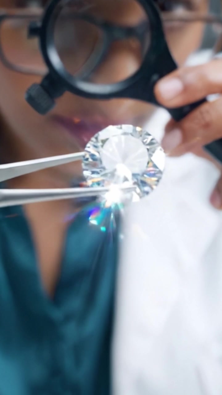 Analisi esperta: Un gemmologo esperto valuta un diamante scintillante con strumenti di precisione in un ambiente professionale.