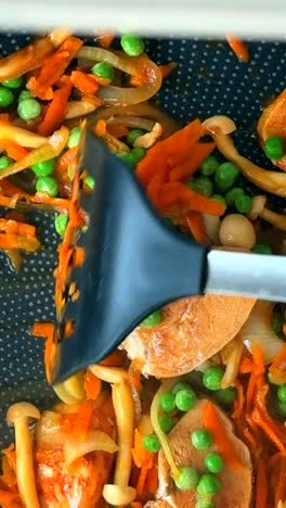 stir-frying chicken with vegetables