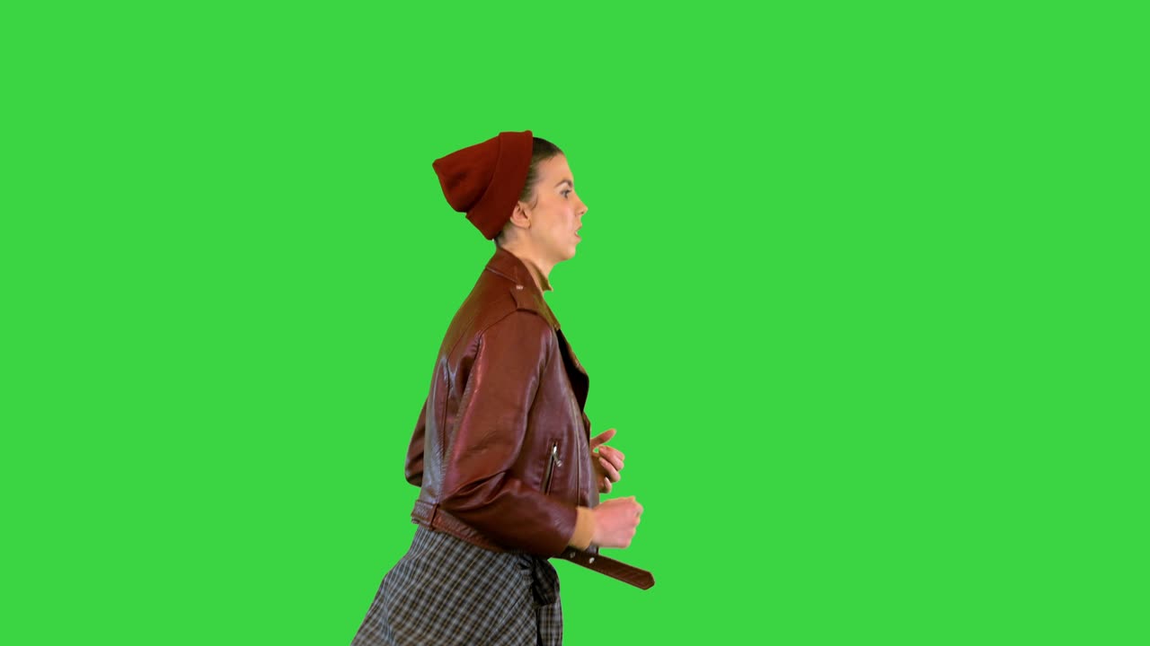 Garota usando jaqueta de couro correndo em um Fundo Verde, Chroma Key