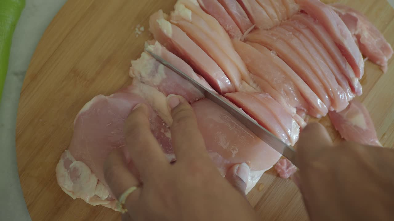 Taglio di pollo su un tagliere