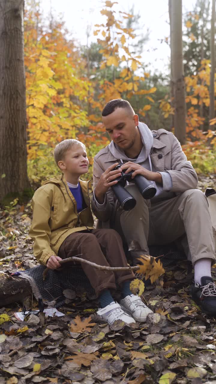 padre e hijo sentados en el bosque