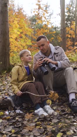 Vater-Und-Sohn-Sitzen-Im-Wald