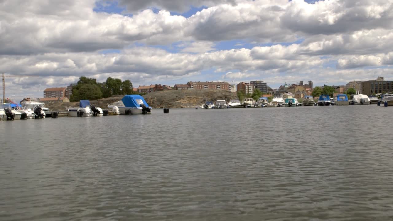 배를 타고 항구를 지나