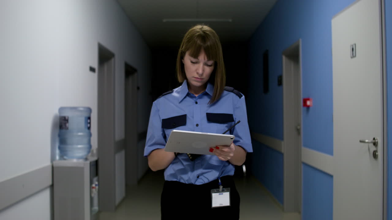 mujer en uniforme caminando por el pasillo