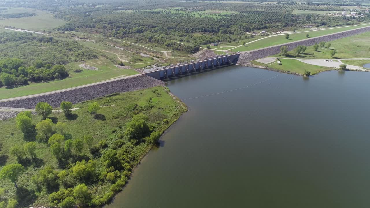 video aereo de la represa en el lago proctor en el condado de comanche en texas
