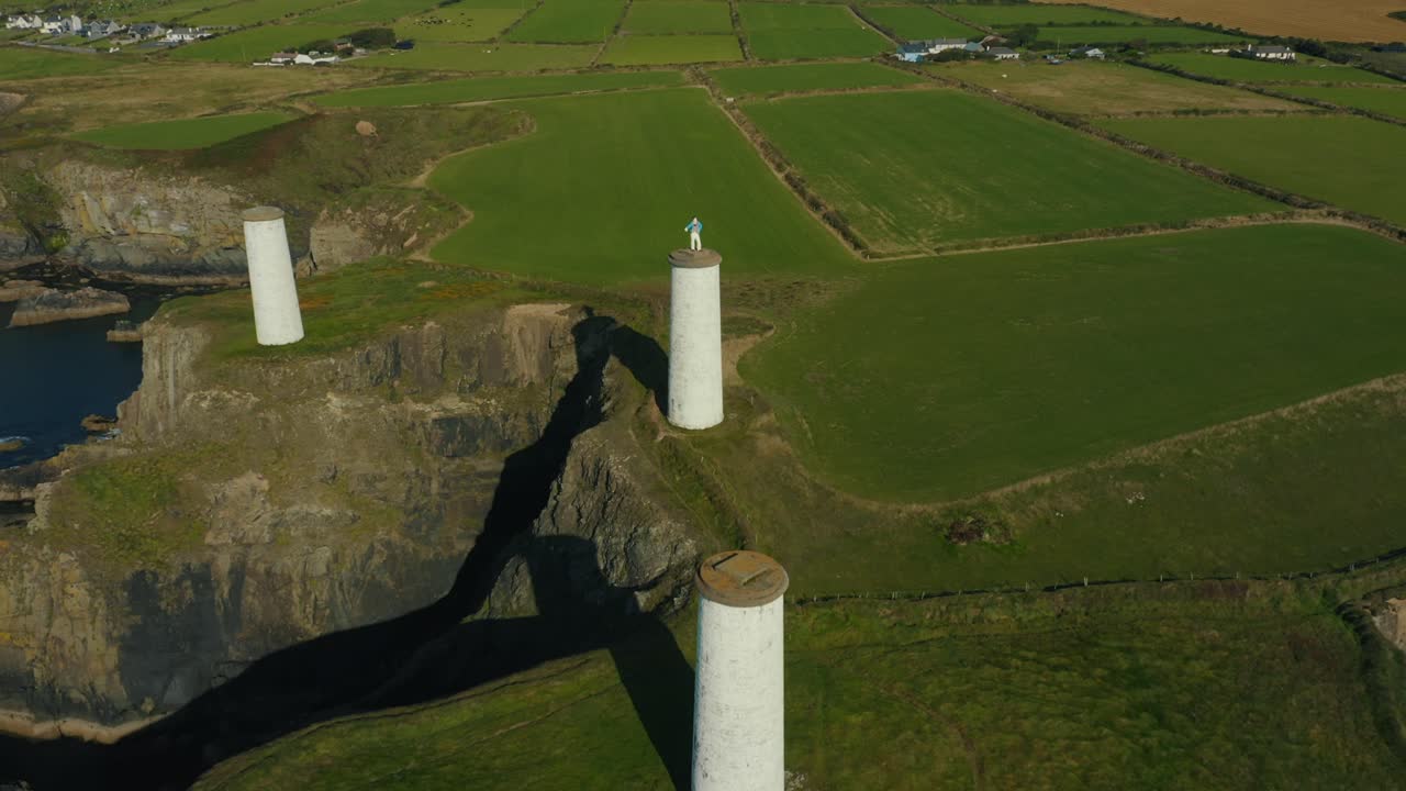 vista aérea de 4k, hombre de metal parado en uno de los tres pilares, fueron construidos a través de lloyds of london a instancias del almirantazgo después de la trágica pérdida de 360 vidas después de que se hundiera el caballito de mar hms
