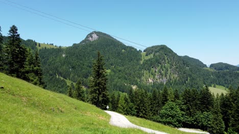 Seilbahnen-In-Stock-Almhütte-Lofer---Ein-Beliebter-Ort-Für-Touristen---Aerial-Austria