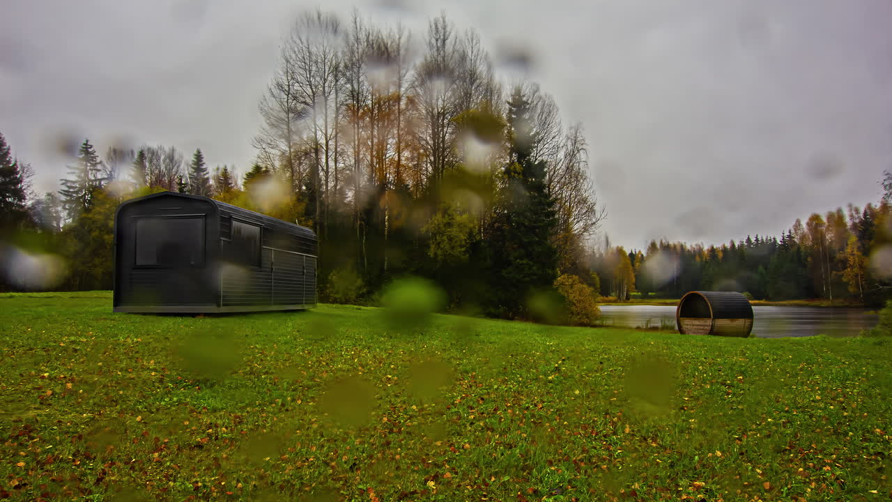 Pioggia in un campeggio per roulotte in una giornata autunnale - time-lapse