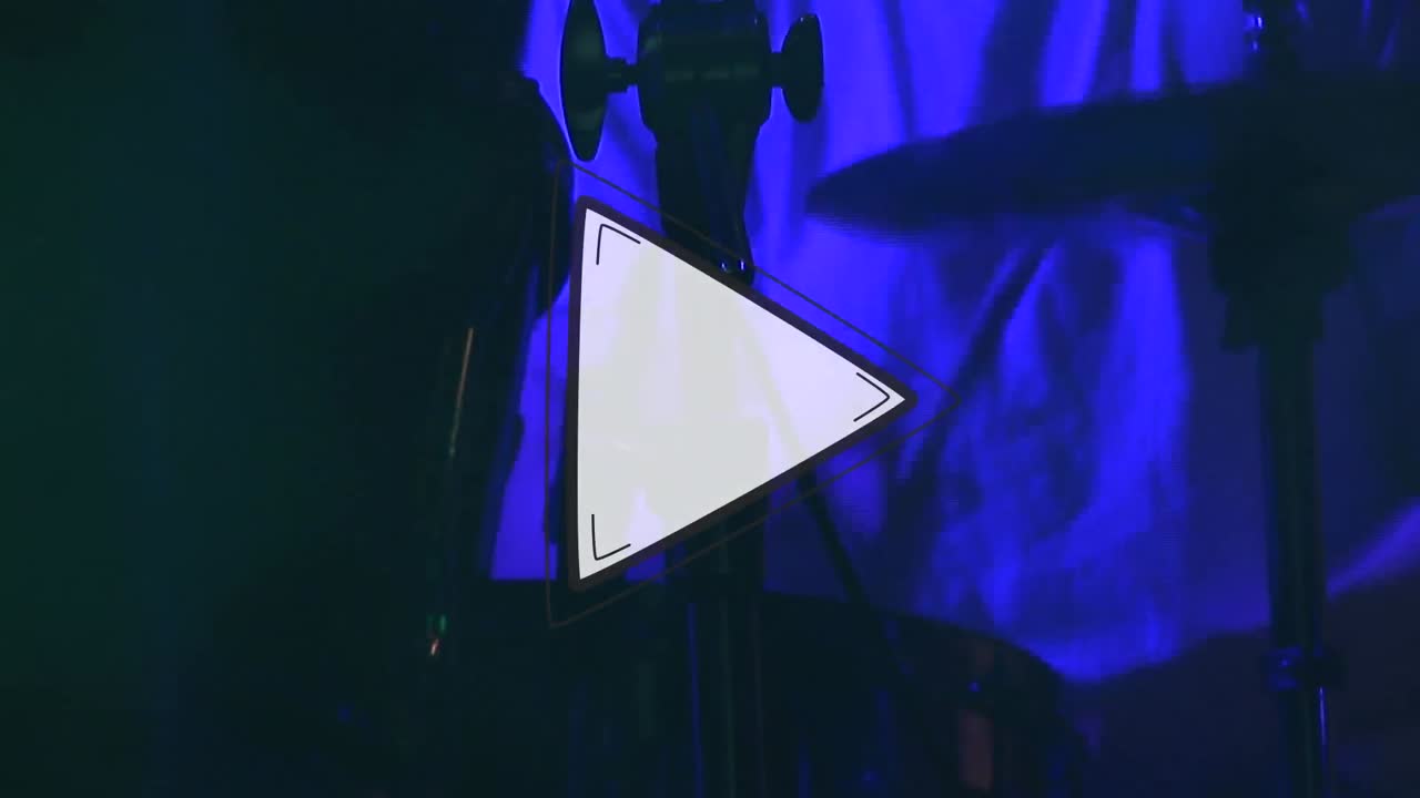 animación del icono del botón de reproducción sobre un baterista tocando en un concierto