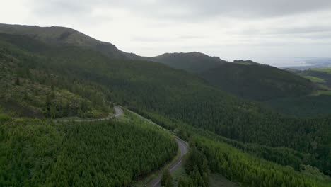 Episches-Fogy-Video-Von-Seen,-Landschaft-Der-Insel-San-Miguel