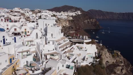 volando hacia las casas blancas de oia santorini, grecia