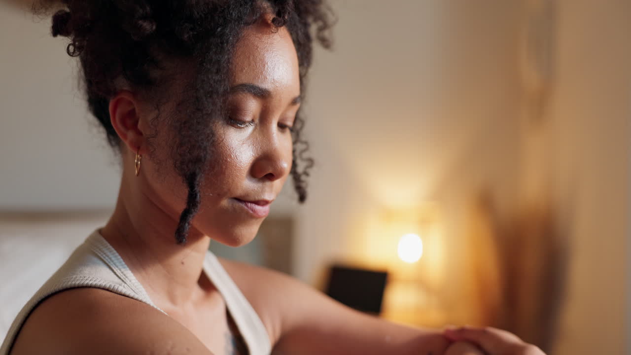 mulher relaxando em casa.