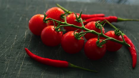 Nasse-Reife-Tomaten-Und-Chilischote
