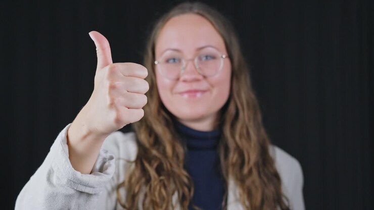 Cambiamento di espressione e gesto, donna che fa il pollice in su e poi il pollice in giù