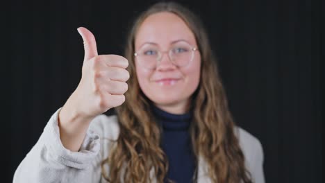 Change-of-expression-and-gesture,-woman-giving-thumb-up-and-later-thumb-down