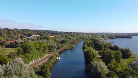 Toma-De-Drone-Del-Canal,-Lago,-Ferrocarril-Y-Bosque-En-Norwich,-Inglaterra