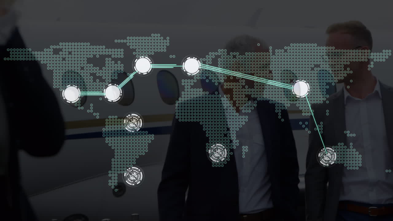 두 명의 백인 사업가들이 공항 활주로에서 서로 대화하고 있는 세계 지도 위의 점들을 연결하고 있습니다.