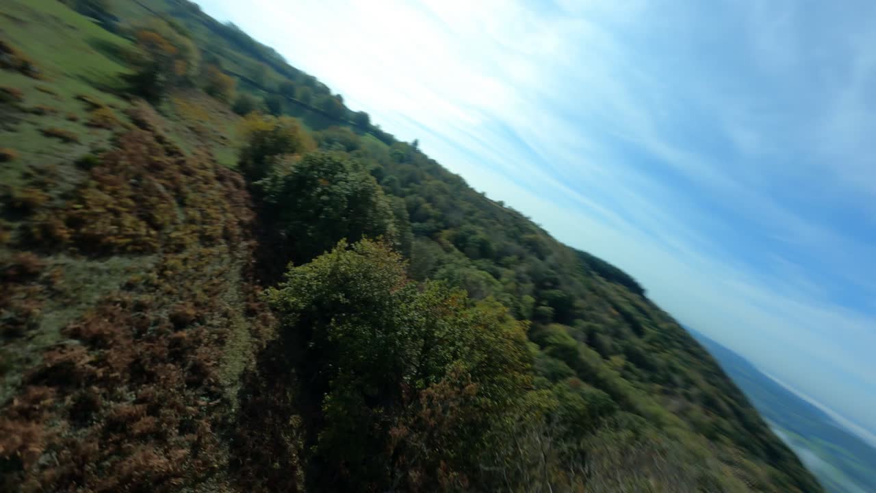 drone fpv volando a baja altura sobre verdes prados de la campiña de uchon, departamento francés de saone-et-loire
