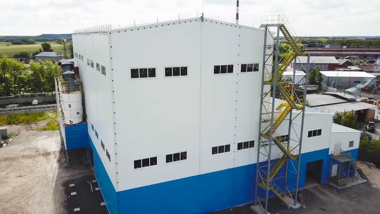 edificio industrial con escaleras amarillas