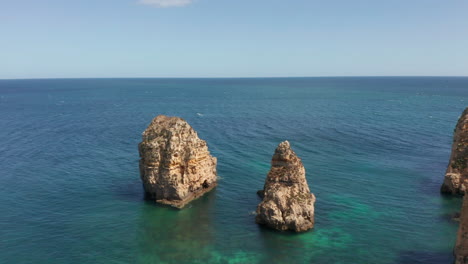 volando sobre acantilados rocosos hacia un impresionante océano azul