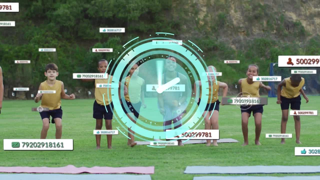 요가를 연습하는 어린이들과 함께 다민족 강사에 대한 시계, 알림 카운터의 애니메이션