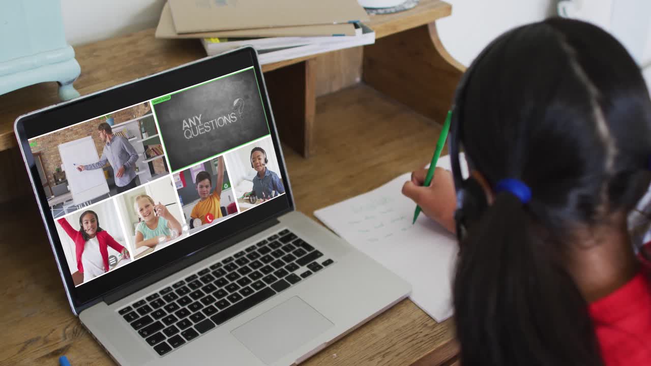 estudiante que usa una computadora portátil para una lección en línea en casa, con un maestro y una clase diversos en la pantalla