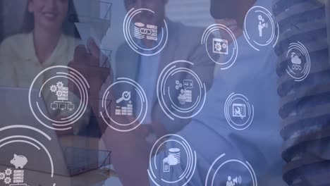 múltiples iconos digitales sobre diversos empresarios intercambiando tarjetas y discutiendo en la oficina