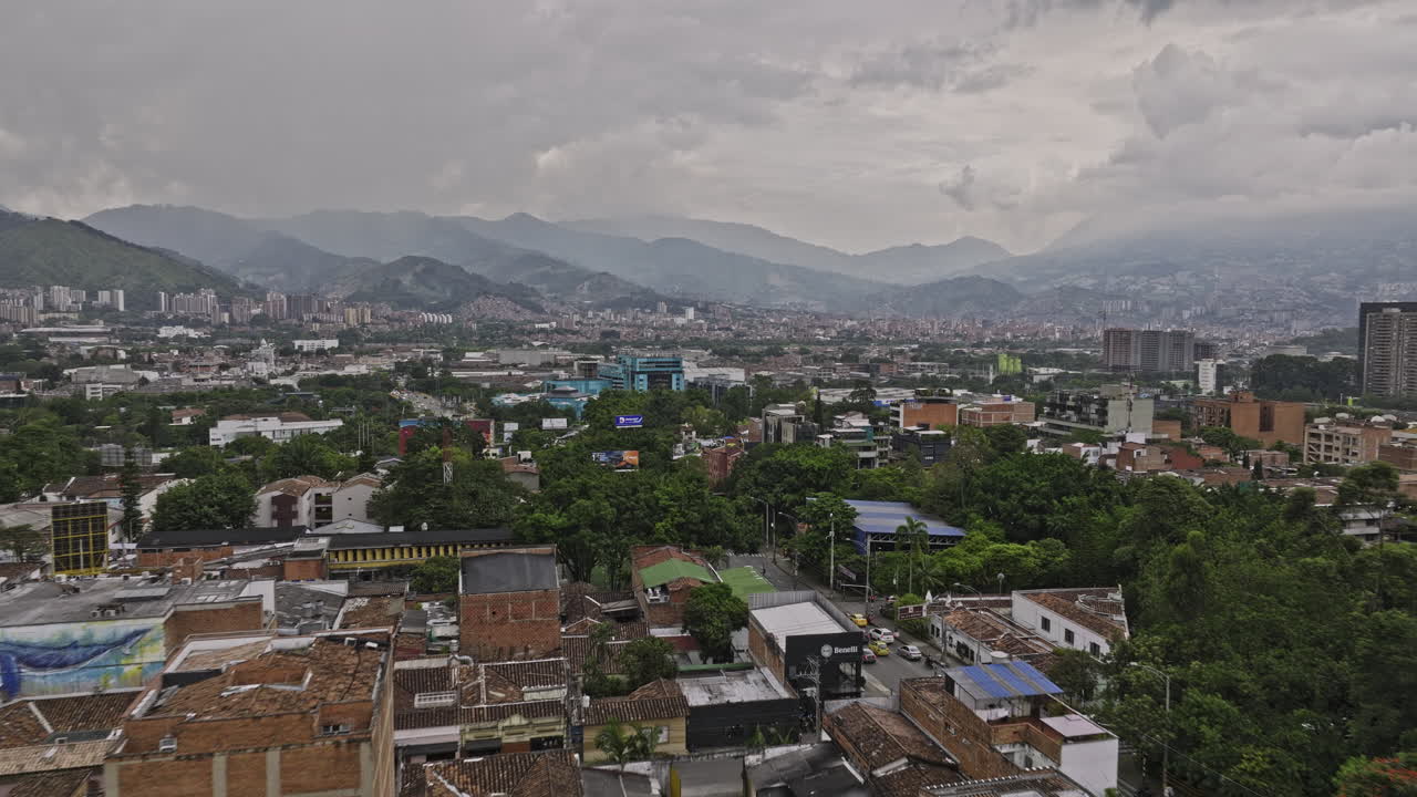 Medellín Colombia Aerea v2 sorvolo di El Poblado e Astorga, quartieri residenziali di lusso, che cattura il paesaggio urbano, il traffico stradale e lo skyline montuoso - Ripreso con Mavic 3 Cine - Novembre 2022.
