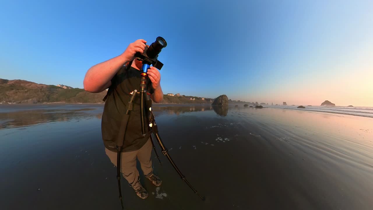 um fotógrafo filmando em bandon beach com luz dourada