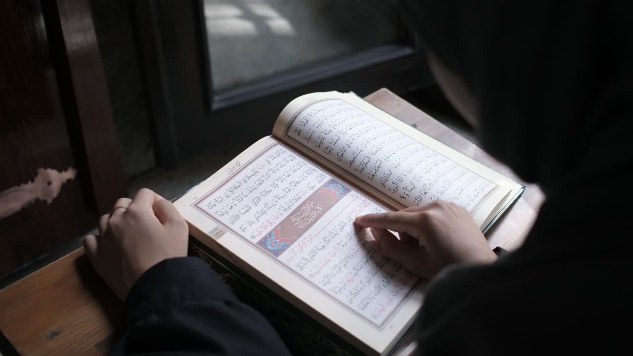 Ragazza islamica in preghiera.