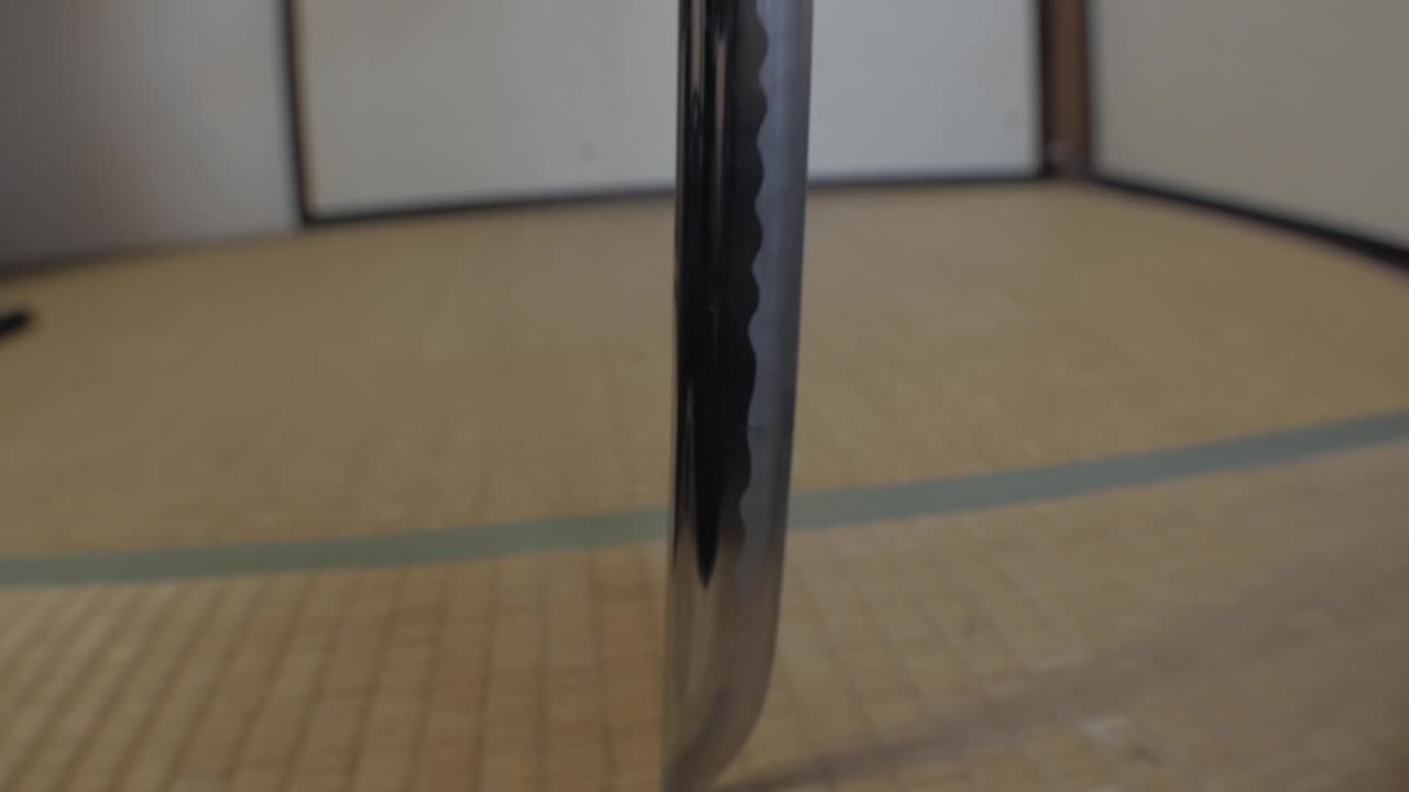 las espadas de los samuráis son dibujadas en el tatami