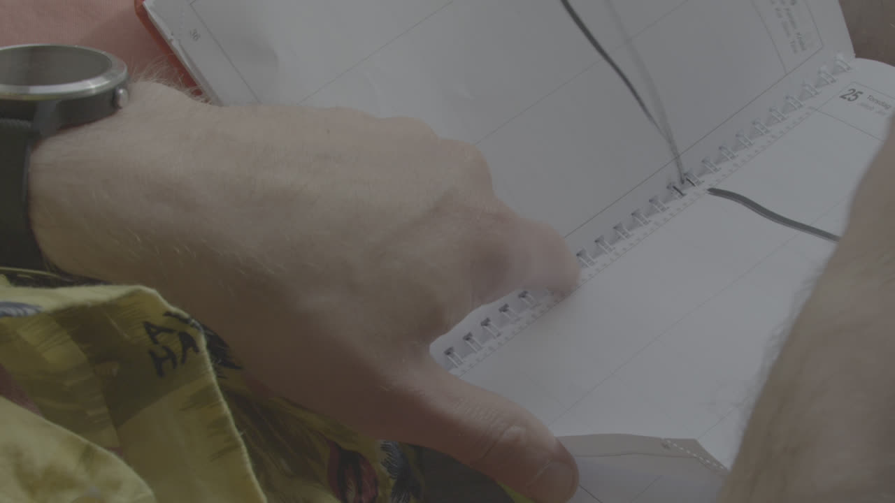 persona dibujando líneas a mano en el calendario