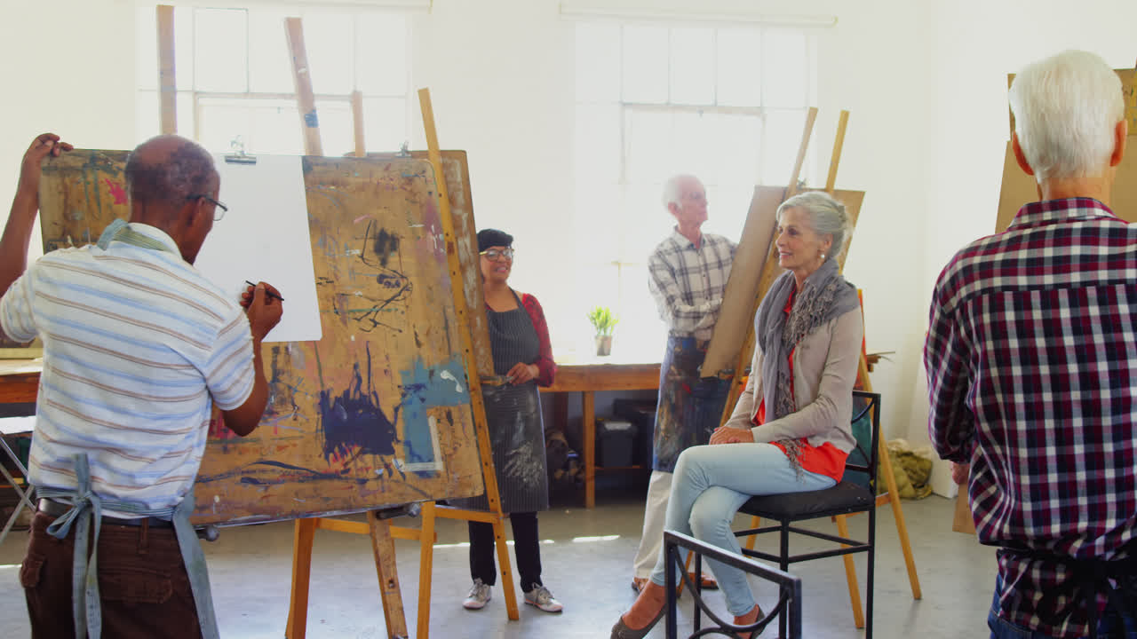 예술가들이 노인 여성의 초상화를 그리는 4k