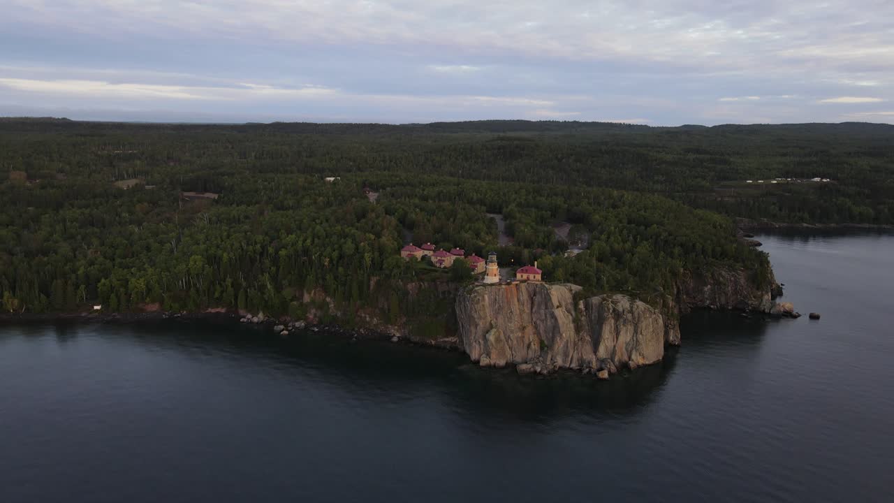 parque estatal splith rock lighthouse durante un hermoso amanecer en la costa norte de minnesota, lago superior